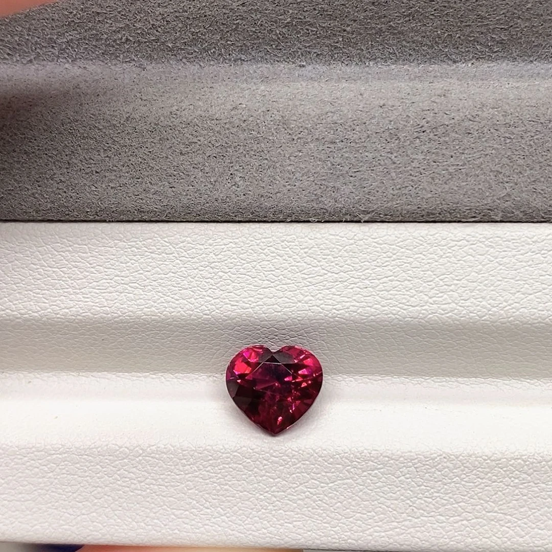 碧玺裸石未镶嵌2.6克拉天然卢比来碧玺