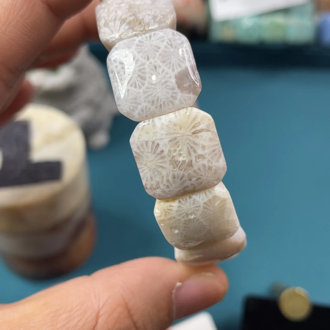 未镶嵌手镯硅化玉