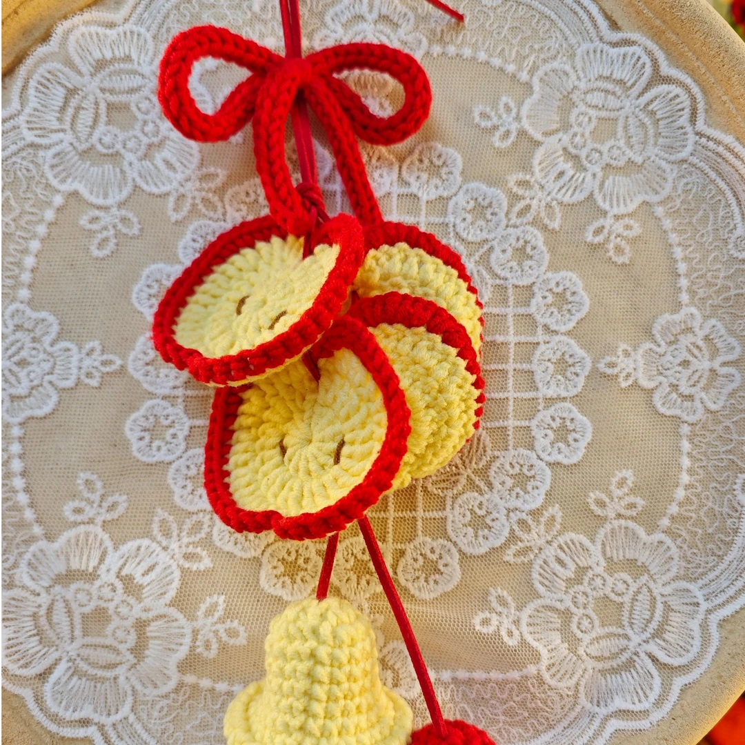 钩织车挂红苹果铃铛蝴蝶结