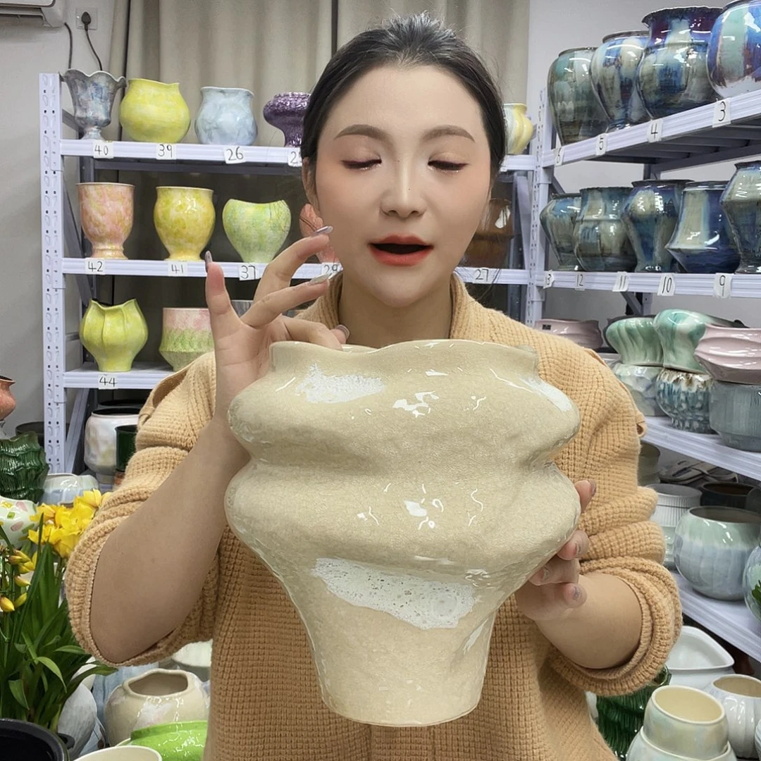 花盆里的小猫咪也太可爱了
