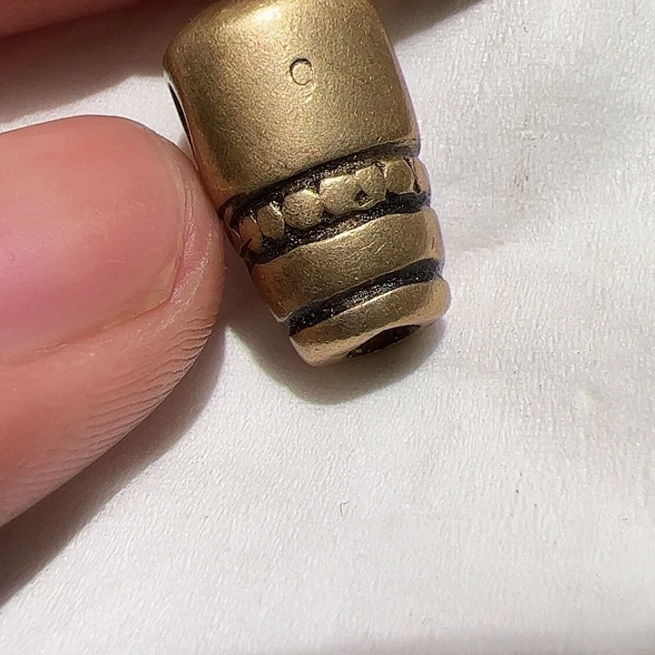 玻璃颈饰在这里的