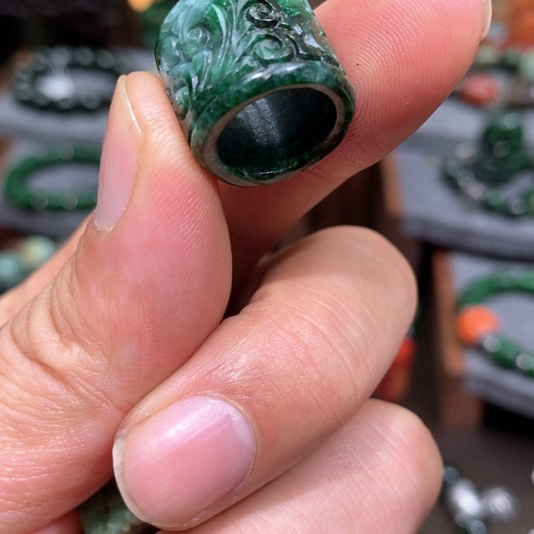 翡翠颈饰未镶嵌漂亮美眉