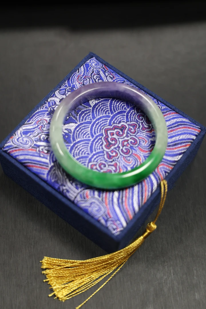 【乾记】天然春带彩 翡翠手镯 贵妃镯