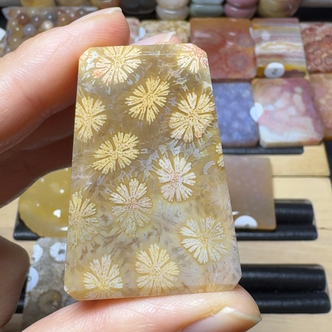 硅化玉立体大花，福牌未镶嵌