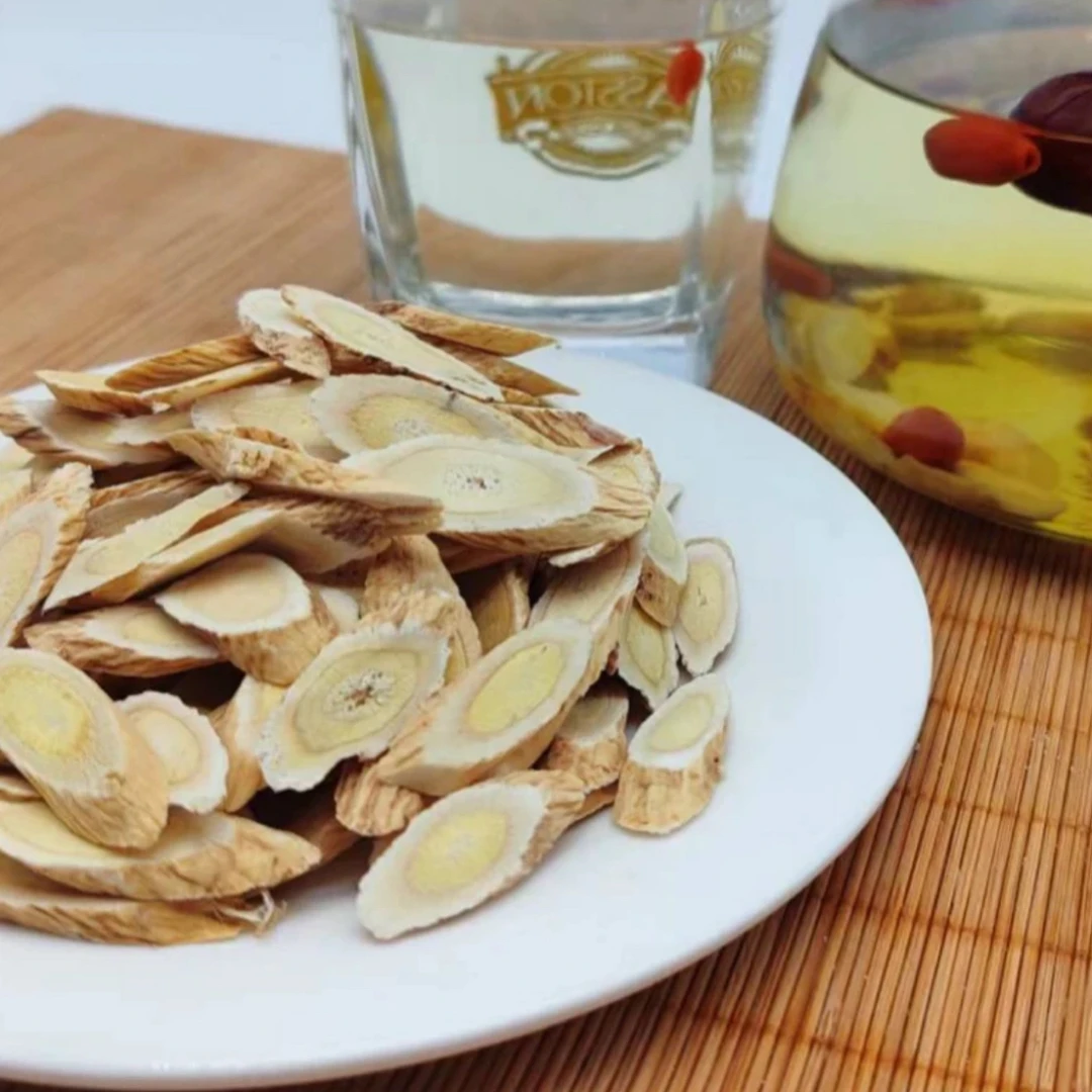 黄芪切片可搭配枸杞泡水煲汤食用