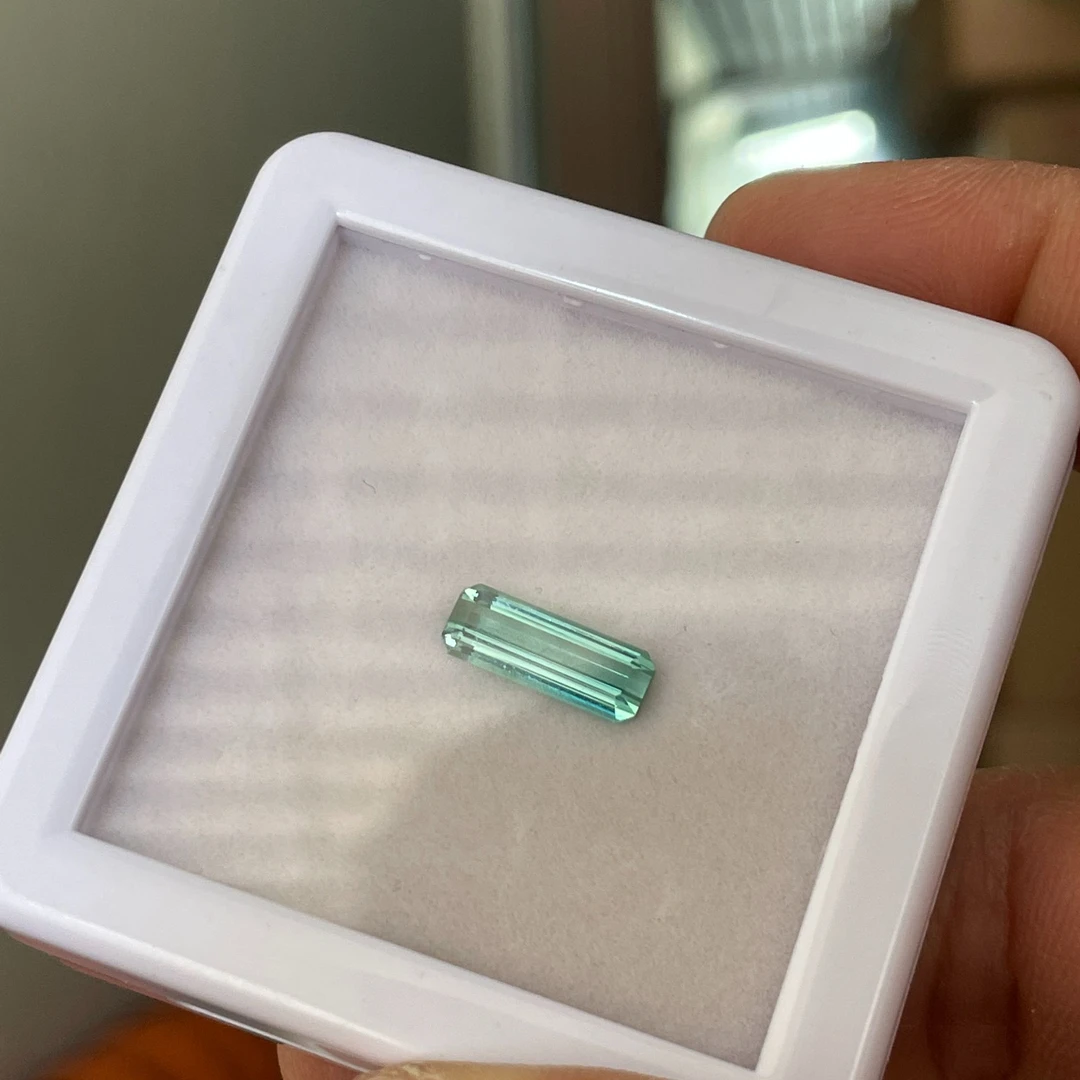 2.2克拉全净满火彩 蓝色碧玺 长条形切割裸石