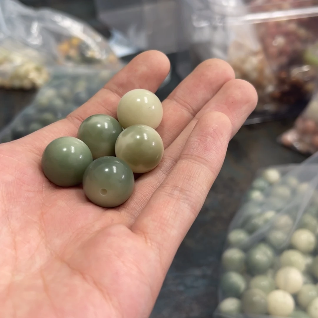 吊坠白玉菩提z18/10+3颗微瑕大卡