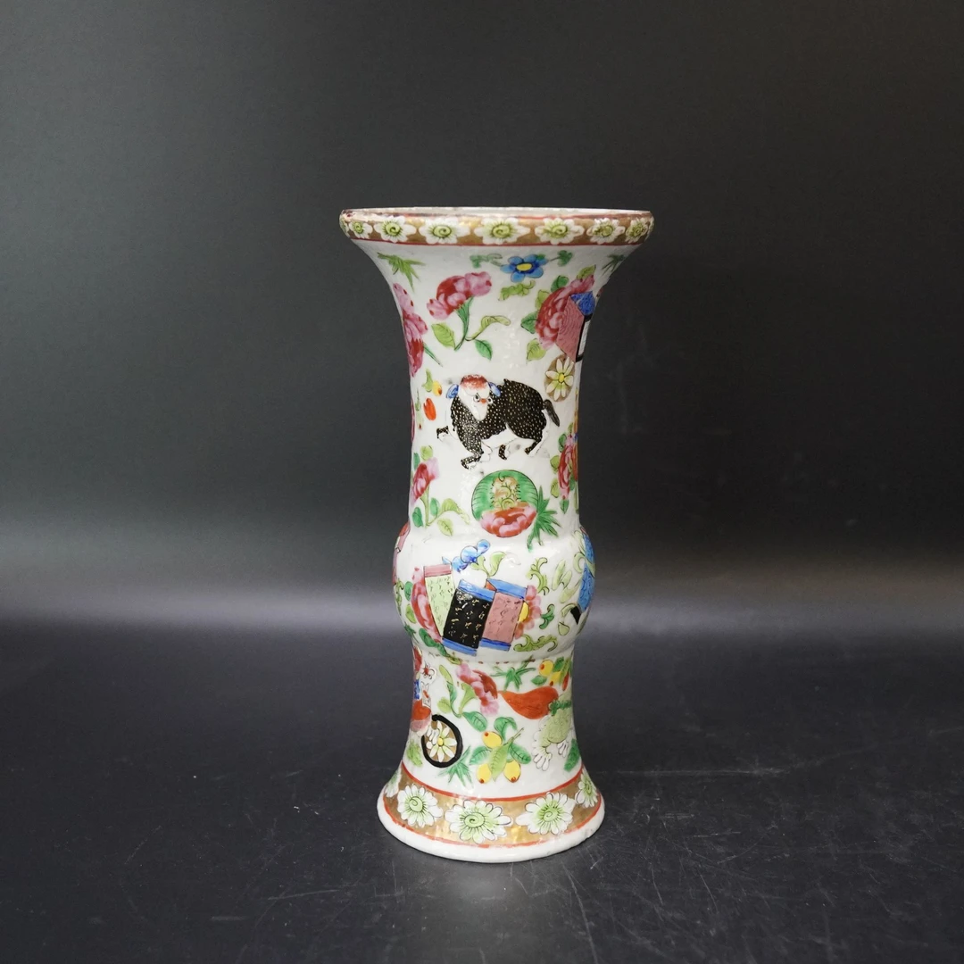 Lot.25120416清晚期广彩杂宝瑞兽纹花觚 高：约24.1cm