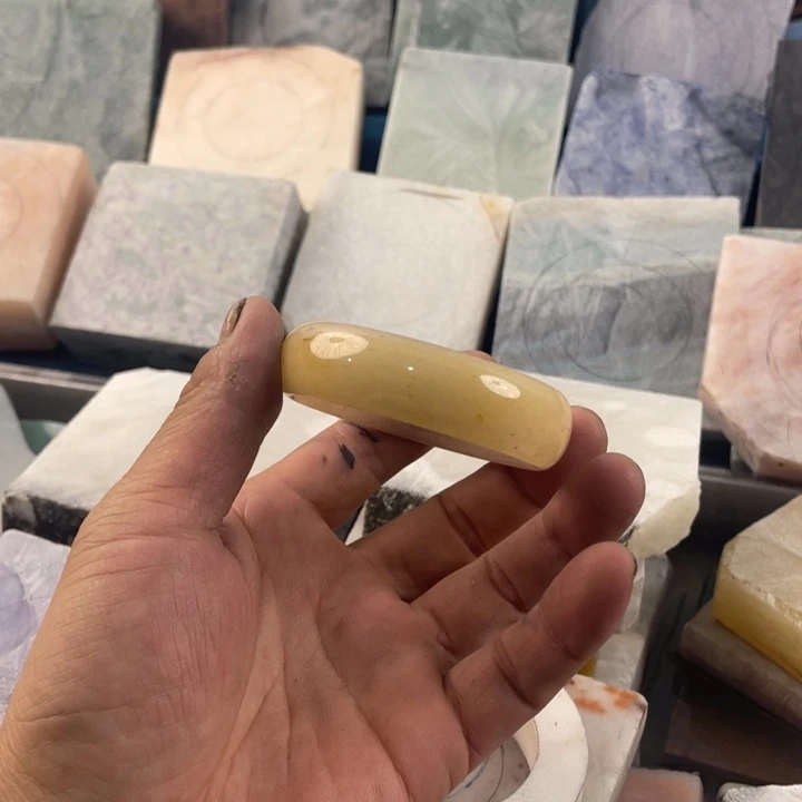未镶嵌手镯石英质玉