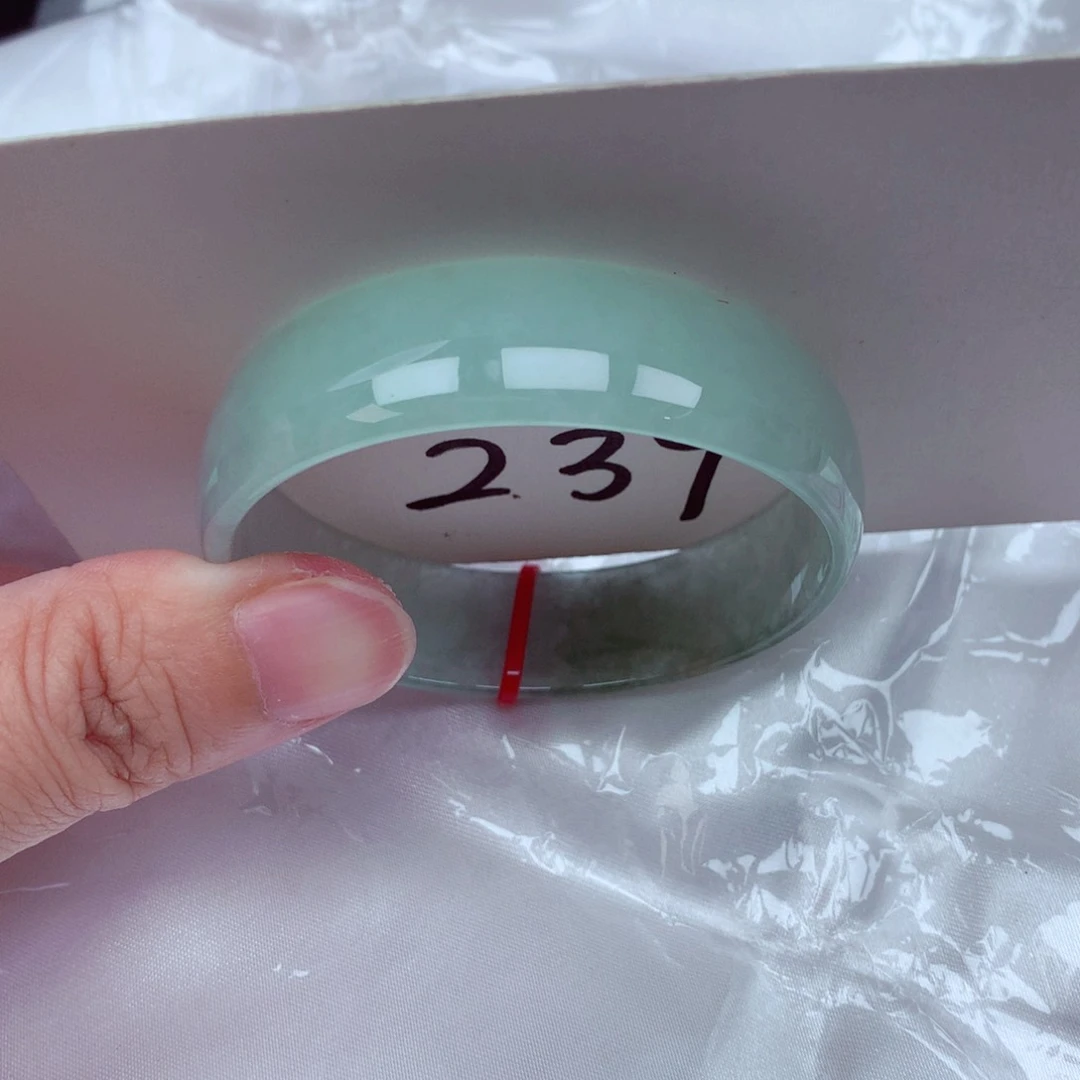 翡翠手镯未镶嵌翡翠