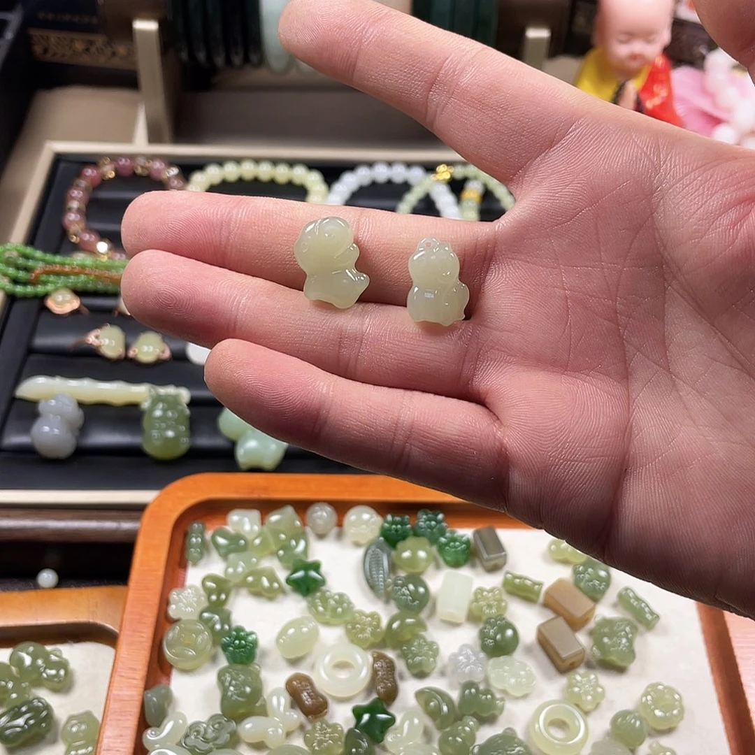 兽***兽和田玉未镶嵌颈饰