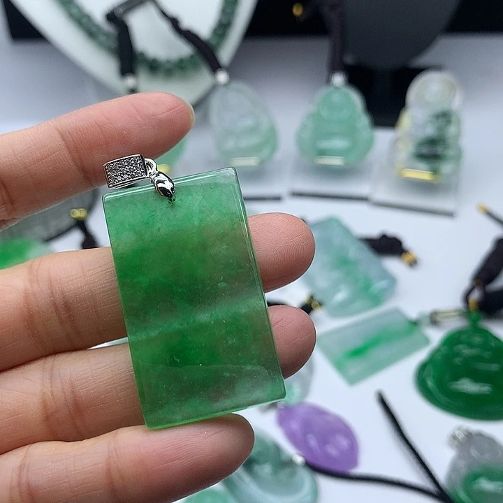 翡翠未镶嵌吊坠(赠链)