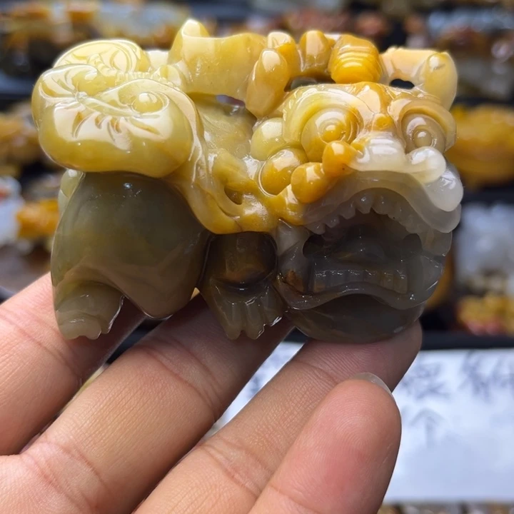 石英质玉（黄龙玉）未镶嵌颈饰