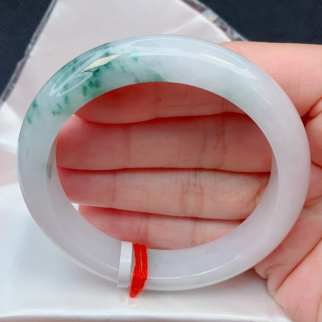 翡翠未镶嵌手镯55.5圈 白底飘绿花有纹有黑点