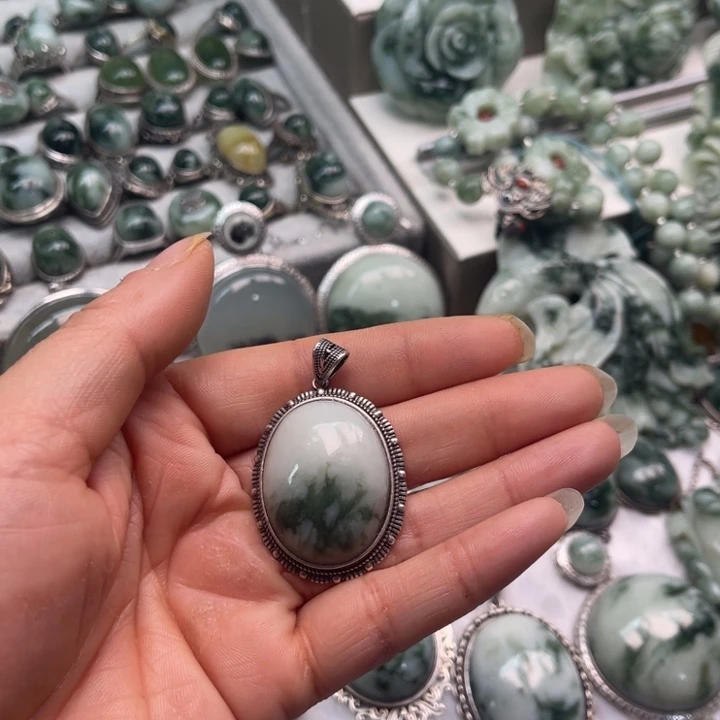 透闪石-蛇纹石玉颈饰未镶嵌