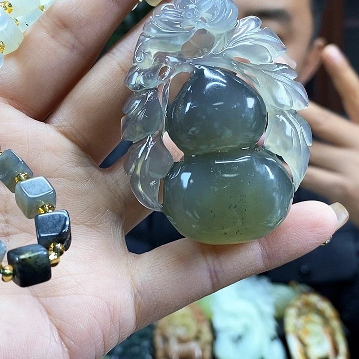 蛇纹石玉吊坠未镶嵌