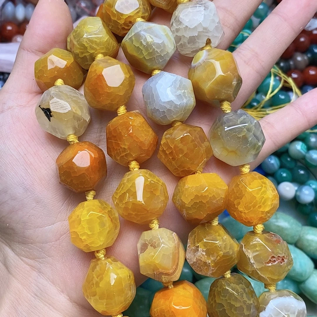 玛瑙/玉髓未镶嵌珠宝半成品玛瑙随形一条