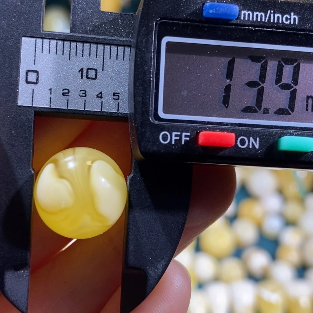 琥珀裸石未镶嵌配饰