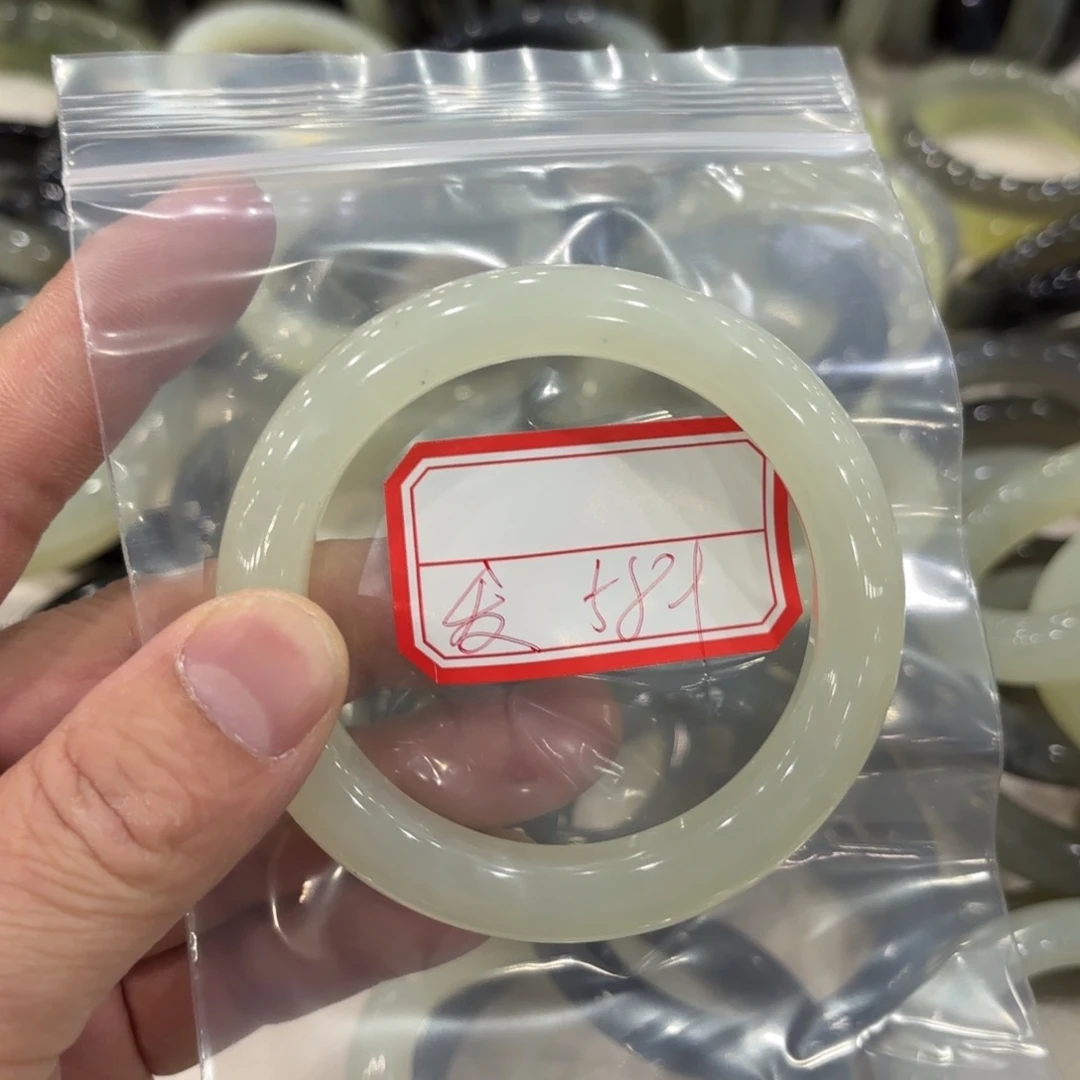 蛇纹石玉手镯未镶嵌段**?