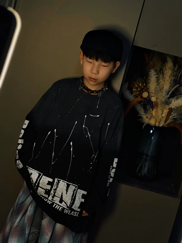 黑色字母印花男童长袖T恤