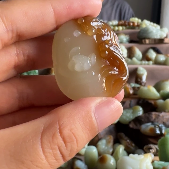颈饰未镶嵌和田玉（糖玉）