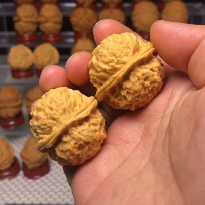 文玩核桃把件8珊瑚纹绣球