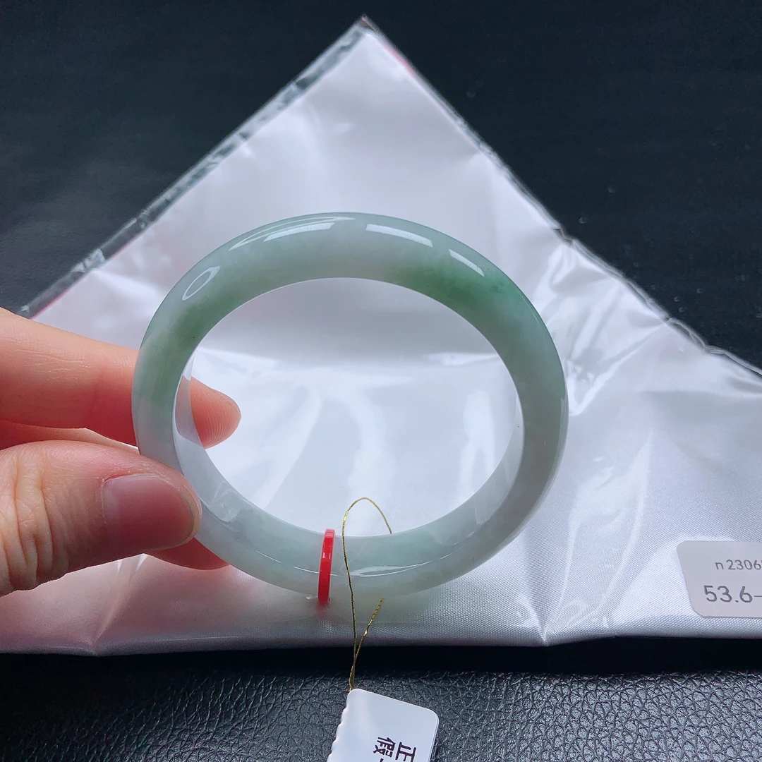 53➕圈细润飘绿翡翠宽边手镯缅甸天然a货漏价