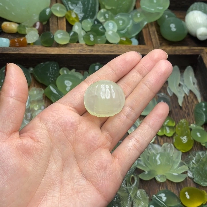 拿***星合金蛇纹石玉颈饰