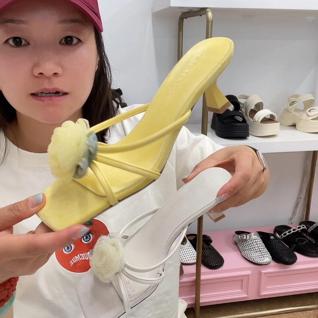 一字式扣带细跟凉拖