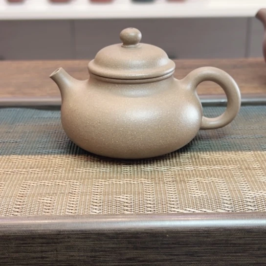 紫砂茶壶黄龙山原矿青段半手工瑕（150 cc ）