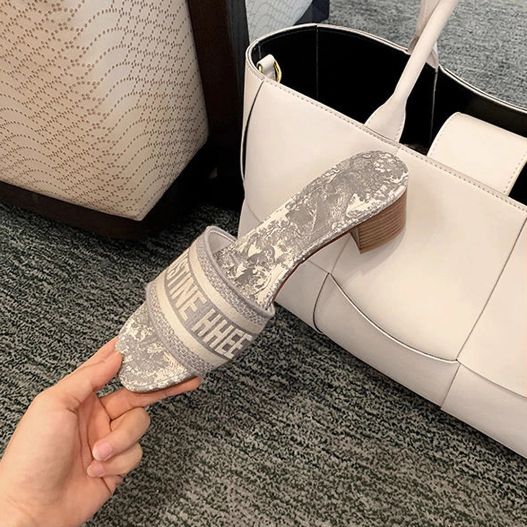 法式露趾一字粗跟拖鞋外穿女夏2025新款字母刺绣仙女风时尚沙滩鞋