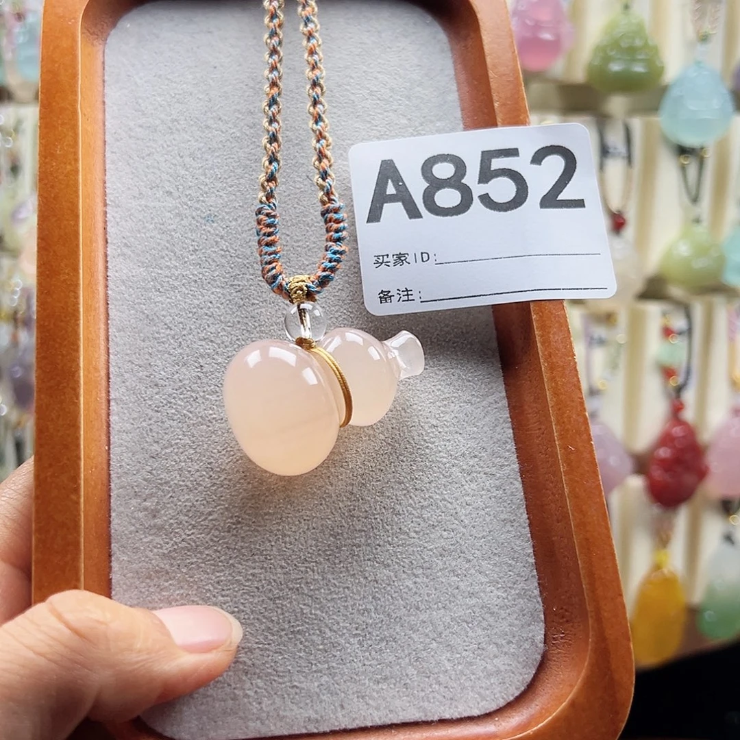 宝***贝石英质玉合金颈饰