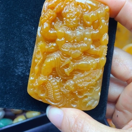 石英质玉(黄龙玉)未镶嵌颈饰