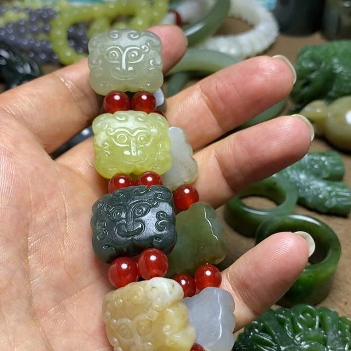 颈饰未镶嵌和田玉