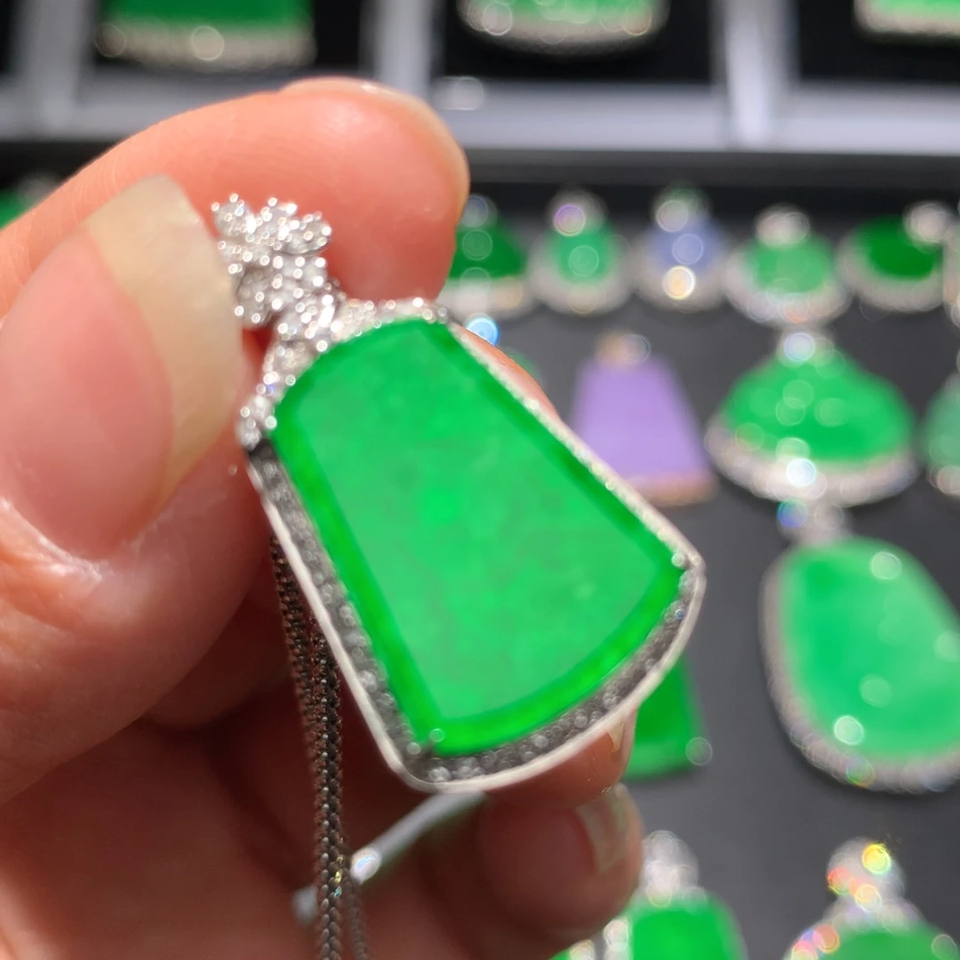 翡翠颈饰18K金镶嵌翡翠