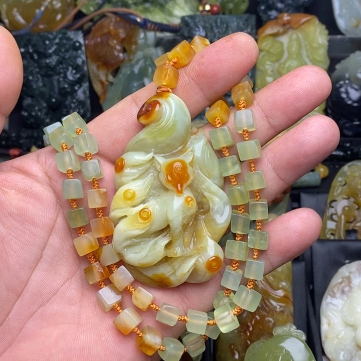 蛇纹石玉未镶嵌颈饰