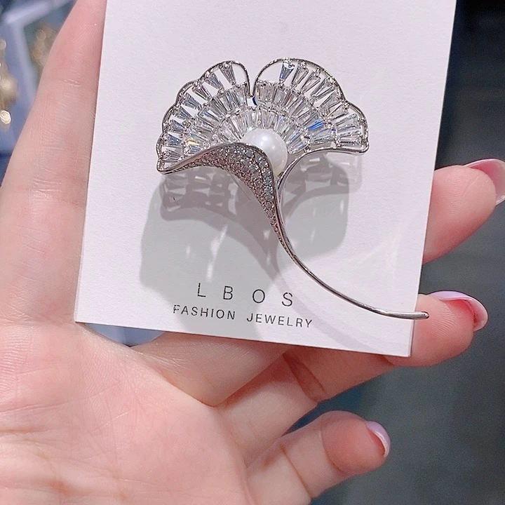 锆石铜合金银杏叶胸针