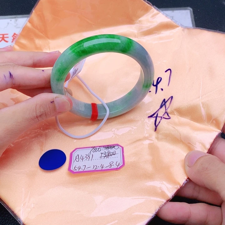 翡翠手镯未镶嵌翡翠