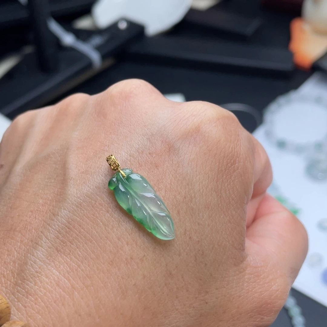 翡翠未镶嵌颈饰叶子