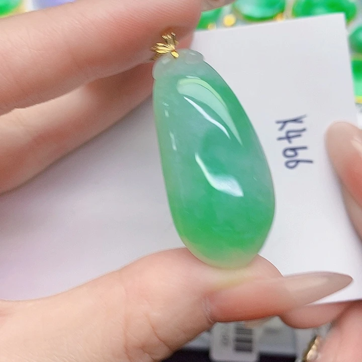 翡翠18K金镶嵌颈饰瓜