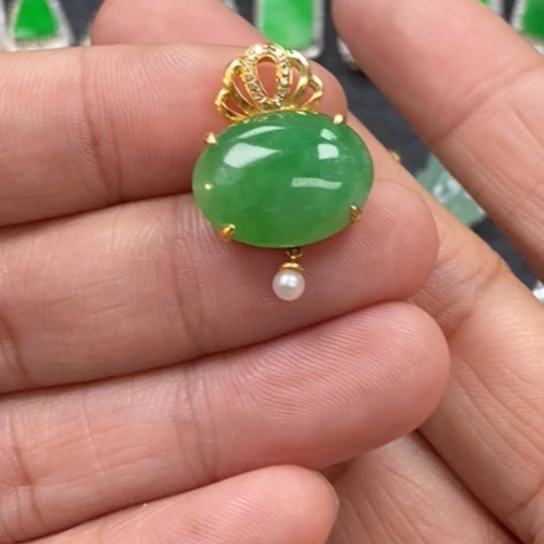 翡翠18K金镶嵌颈饰吊坠