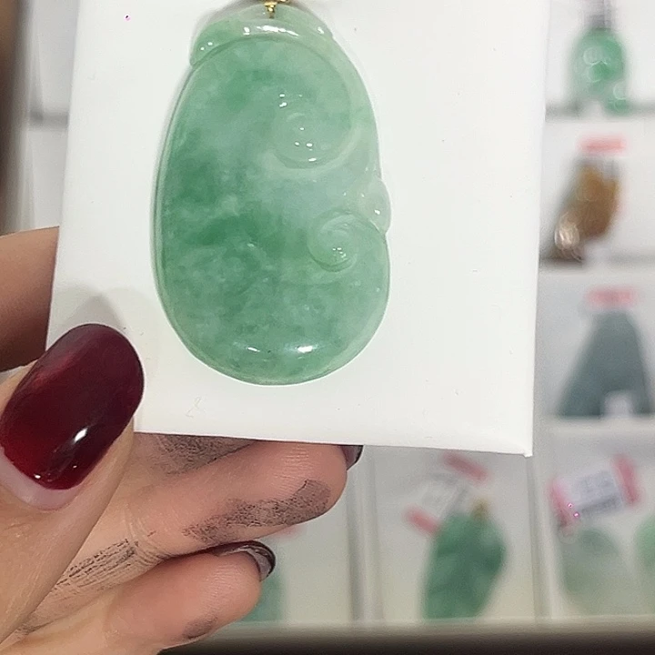 翡翠未镶嵌颈饰如意