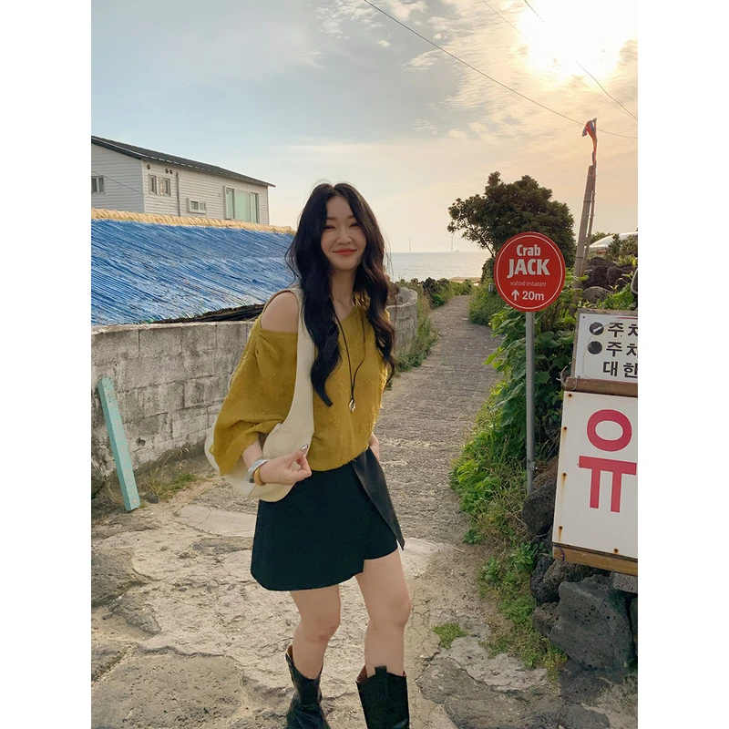 任小艺法式宽松一字肩t恤女2024夏季设计感短款斜领露肩提花上衣