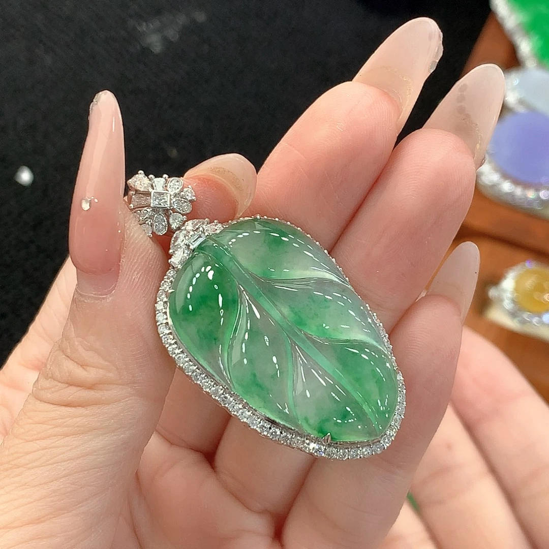 颈饰18K金镶嵌翡翠