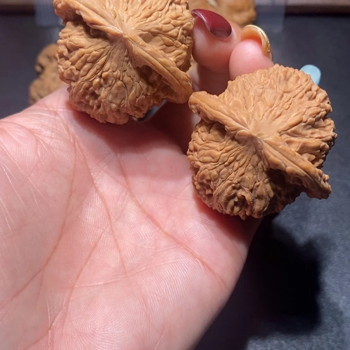 知***好文玩核桃吊坠红狮子