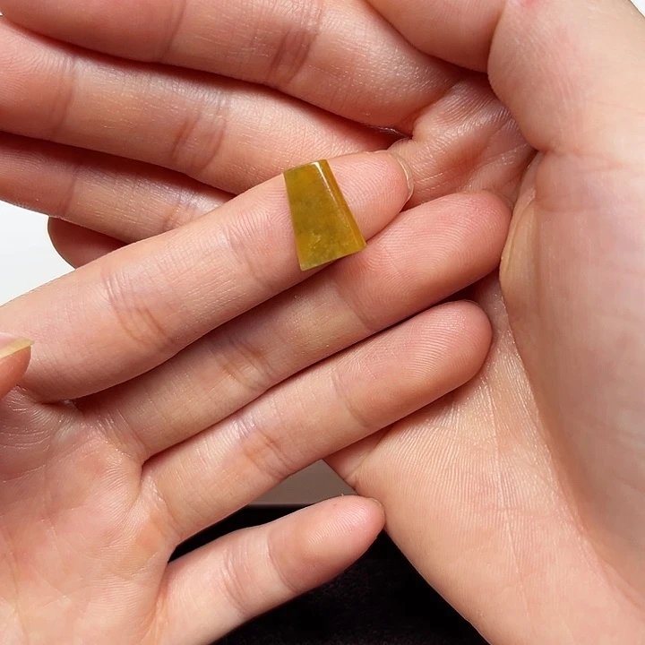 翡翠颈饰未镶嵌黄加绿无事牌