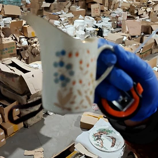 瓷片盘子碗茶壶啥都有