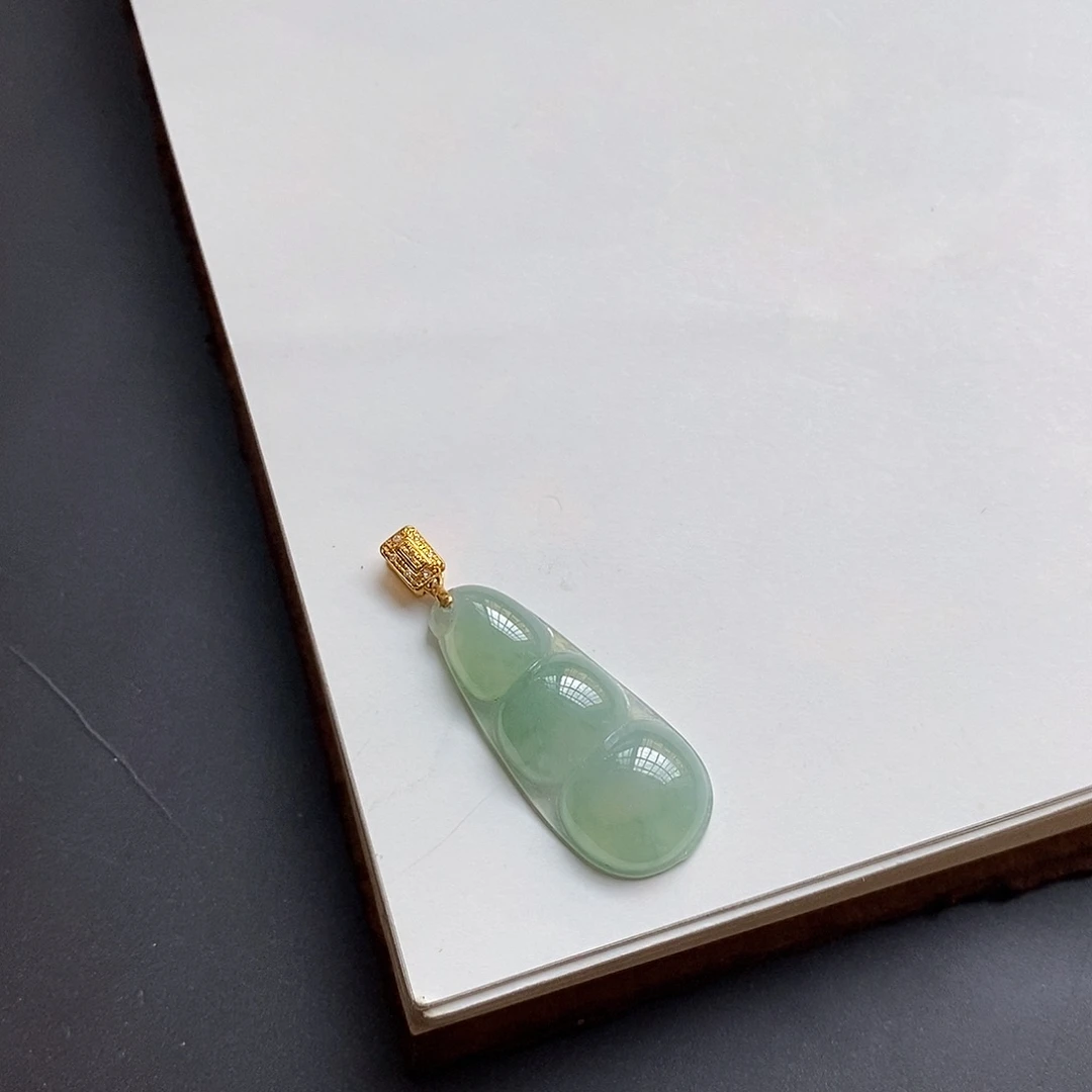 翡翠颈饰18K金镶嵌底色福豆