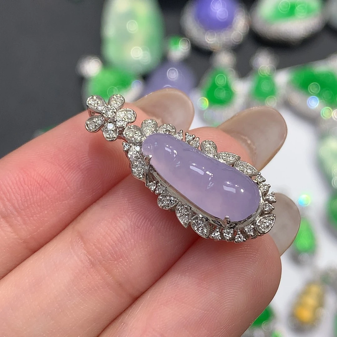 颈饰18K金镶嵌翡翠福豆