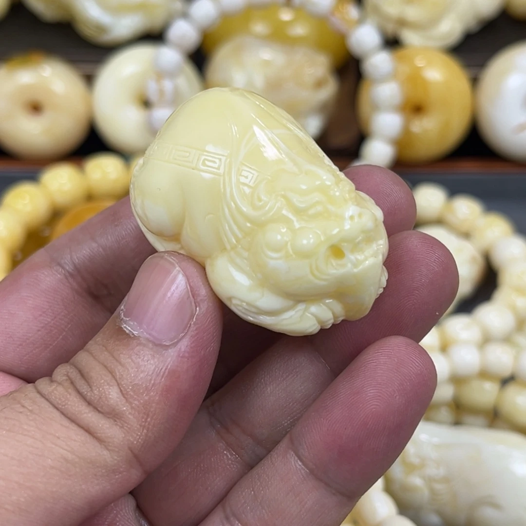 琥珀未镶嵌手串焦皮浓白貔貅